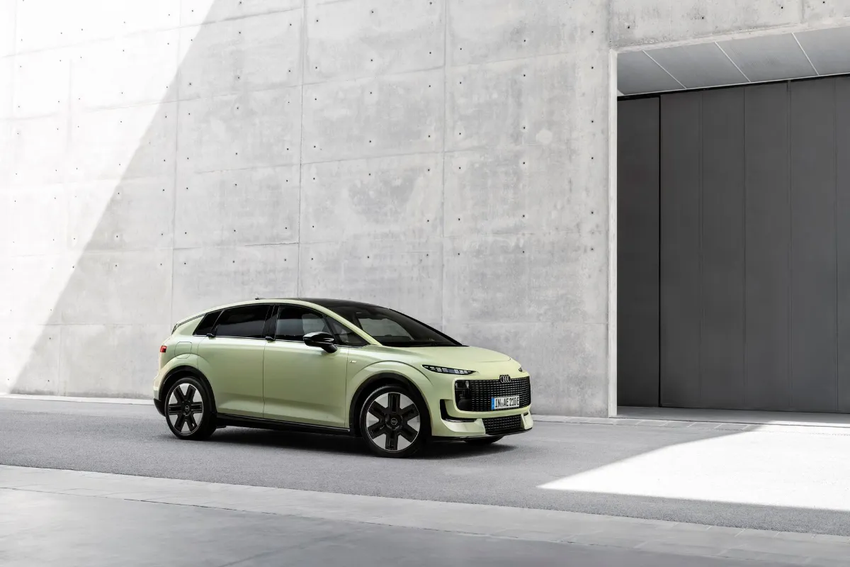 Ljusgrön Audi A2 e-tron sedd snett framifrån i en ljus betonghall