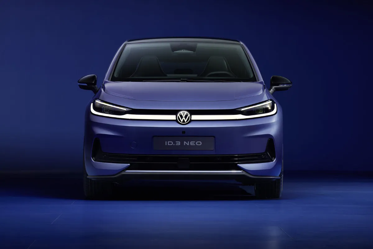 Blå Volkswagen ID.3 Neo rakt framifrån i studio
