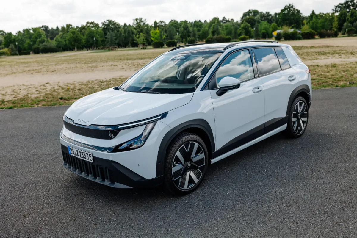 Vit Škoda Epiq snett framifrån på en asfaltsyta