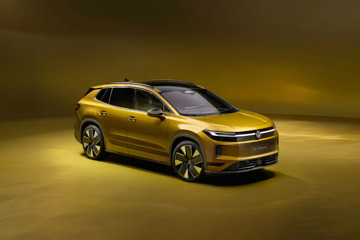 Guldfärgad Volkswagen ID. Tiguan snett framifrån i en fotostudio