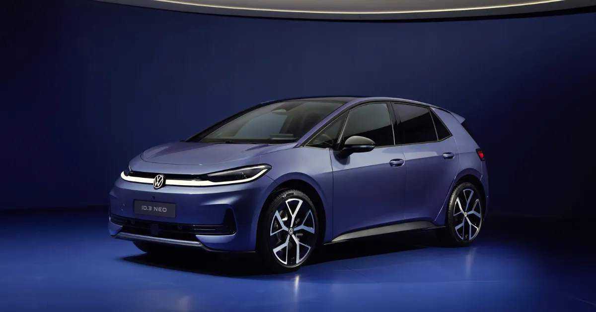 Blå Volkswagen ID.3 Neo snett framifrån i en mörk studio