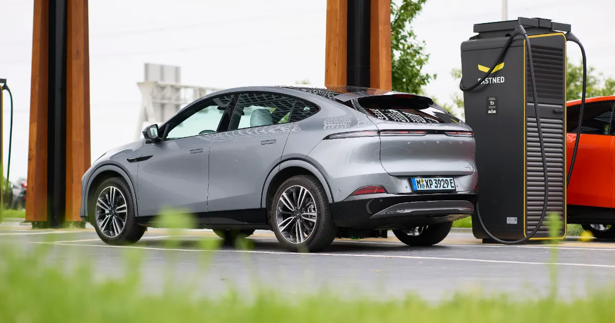 Grå XPENG G6 parkerad vid en snabbladdare från Fastned